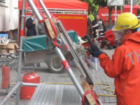 Bestandteil der Vorf&uuml;hrung war die Herstellung einer Rettungs&ouml;ffnung in einer ICE-Schebe mit Hilfe der Betonkettens&auml;ge